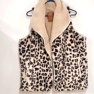NWT C.C. Exclusives faux fur reversible vest size L in excellent condition.